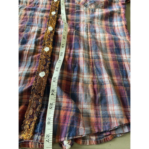 Roar‎ Distressed Western Shirt Size Large Embroidery Lace Rhinestones Plaid - Picture 8 of 9